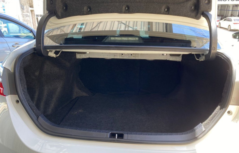 BMW 320i 2011 2.0 SEDAN 16V TURBO GASOLINA 4P AUTOMÁTICO - Carango - 110105 - Foto 8 BMW 320i 2011 2.0 SEDAN 16V TURBO GASOLINA 4P AUTOMÁTICO - Carango 110105 - Foto 8