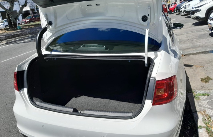 VOLKSWAGEN JETTA 2013 2.0 COMFORTLINE 120CV FLEX 4P AUTOMÁTICO - Carango - 110373 - Foto 8 VOLKSWAGEN JETTA 2013 2.0 COMFORTLINE 120CV FLEX 4P AUTOMÁTICO - Carango 110373 - Foto 8