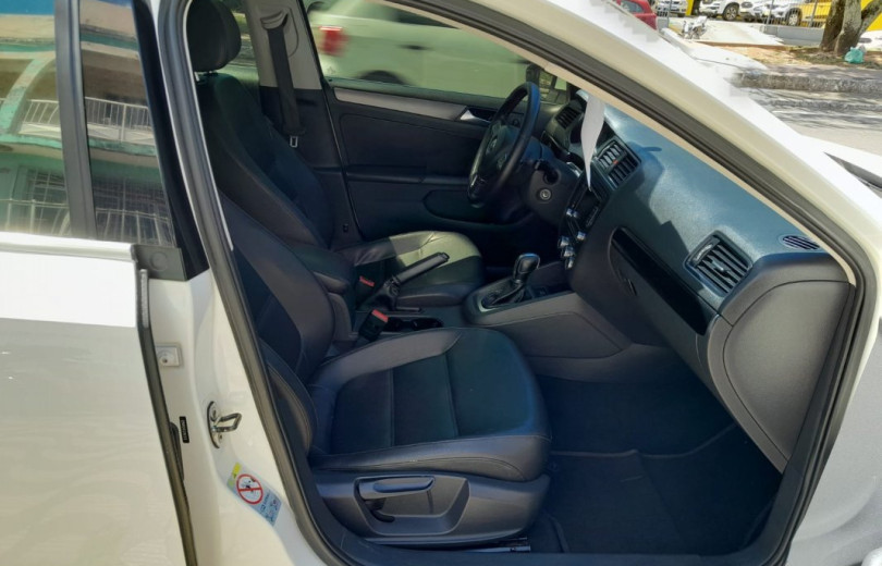 VOLKSWAGEN JETTA 2013 2.0 COMFORTLINE 120CV FLEX 4P AUTOMÁTICO - Carango - 110373 - Foto 6 VOLKSWAGEN JETTA 2013 2.0 COMFORTLINE 120CV FLEX 4P AUTOMÁTICO - Carango 110373 - Foto 6