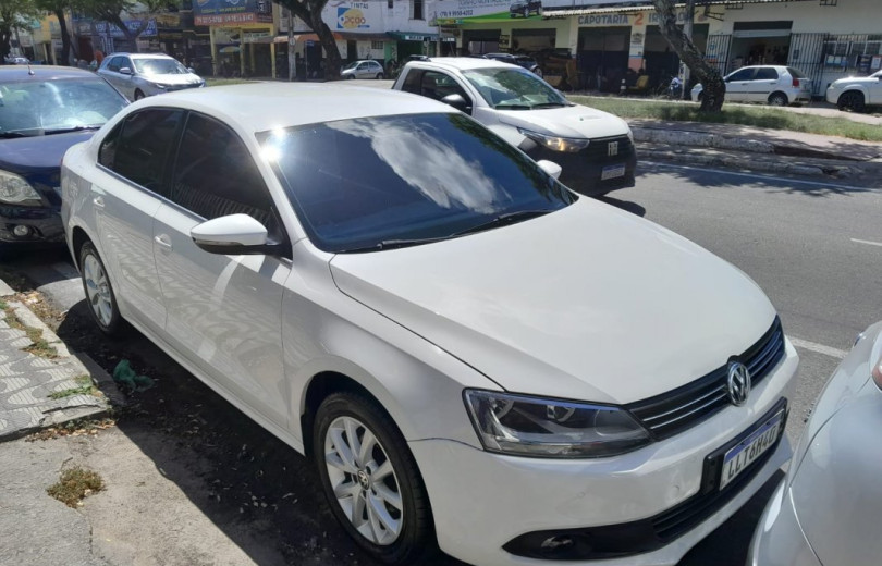 VOLKSWAGEN JETTA 2013 2.0 COMFORTLINE 120CV FLEX 4P AUTOMÁTICO - Carango - 110373 - Foto 1 VOLKSWAGEN JETTA 2013 2.0 COMFORTLINE 120CV FLEX 4P AUTOMÁTICO - Carango 110373 - Foto 1