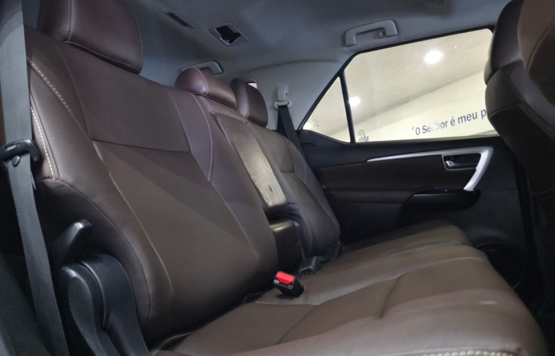 TOYOTA HILUX SW4 2017 2.7 SR 7 LUGARES 4X2 16V FLEX 4P AUTOMÁTICO - Carango - 128944 - Foto 8 TOYOTA HILUX SW4 2017 2.7 SR 7 LUGARES 4X2 16V FLEX 4P AUTOMÁTICO - Carango 128944 - Foto 8